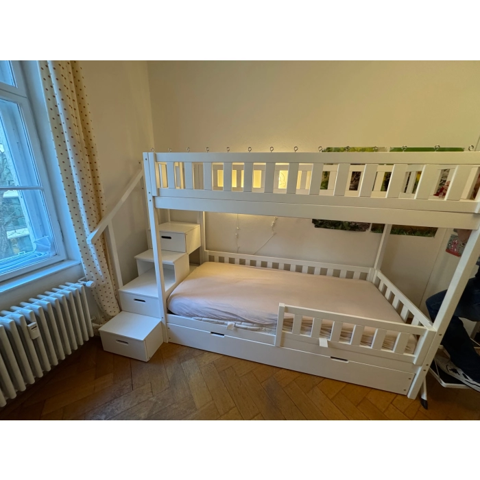 Drewniane łóżko piętrowe ze schodami i barierkami ochronnymi